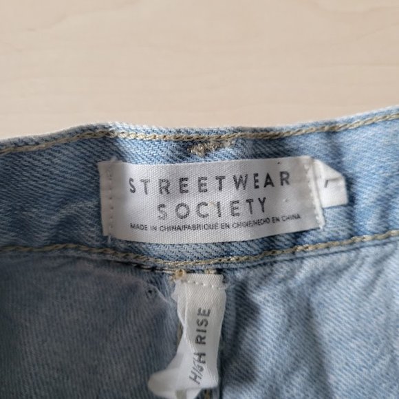 Shorts - Picture 2 of 4